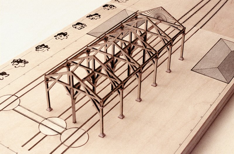 Bild filigrane Holzkonstruktion der Einsteighalle